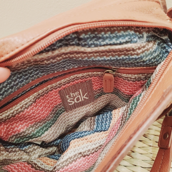 The Sak crossbody handbag, brown, leather zipper opening - Picture 12 of 15